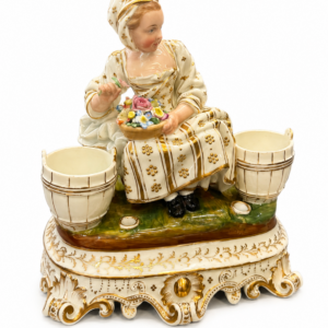 Antike Porzellanfigur Dame mit Blumen & zwei Gefäßen – handbemalt mit Golddekor – J.P.
